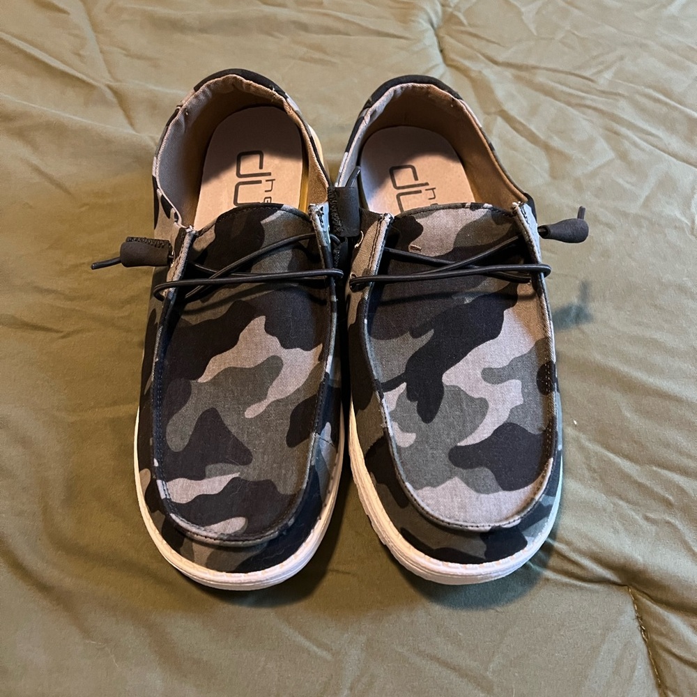 WOMEN’S CAMO HEY DUDES, NEW NO TAGS, SIZE 8